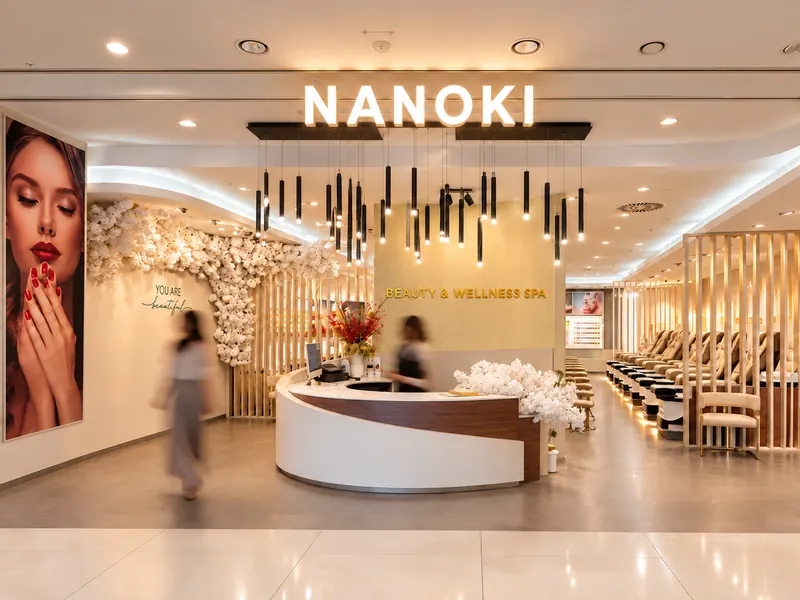 Eingang von Nanoki Beauty Spa im Elbe-Einkaufszentrum mit beleuchtetem Schriftzug